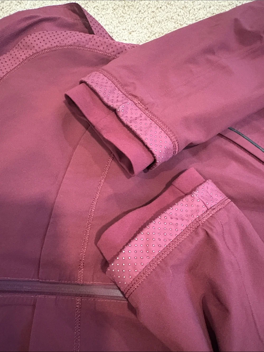 Lululemon Women’s Waterproof Rain Jacket Size 6 Burgundy Cassis Packaway Hood